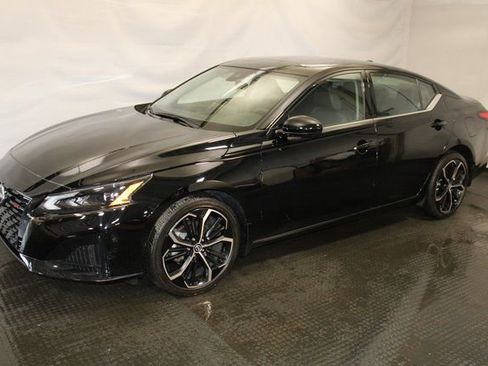 Used 2024 Nissan Altima 2.5 SR w/ SR Premium Package image 2