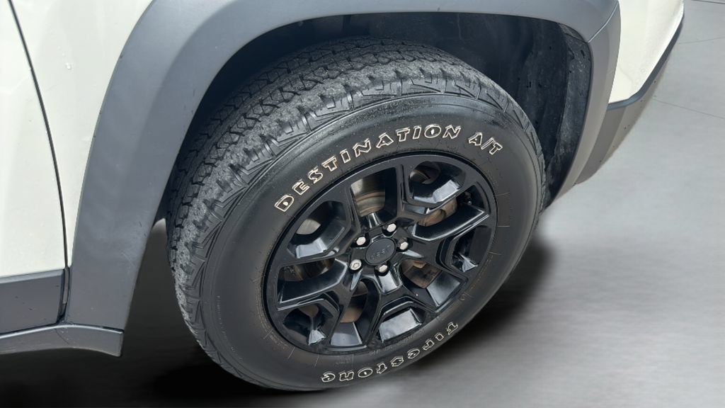 Used 2019 Jeep Cherokee Trailhawk AWD/4WD image 39