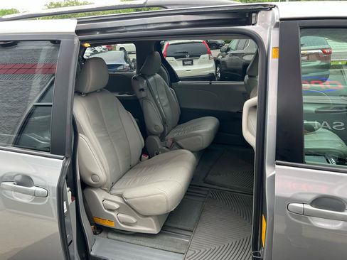 Used 2011 Toyota Sienna XLE w/ Entertainment Pkg FWD image 17