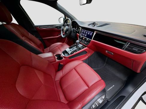 Certified 2025 Porsche Macan Turbo AWD/4WD image 30
