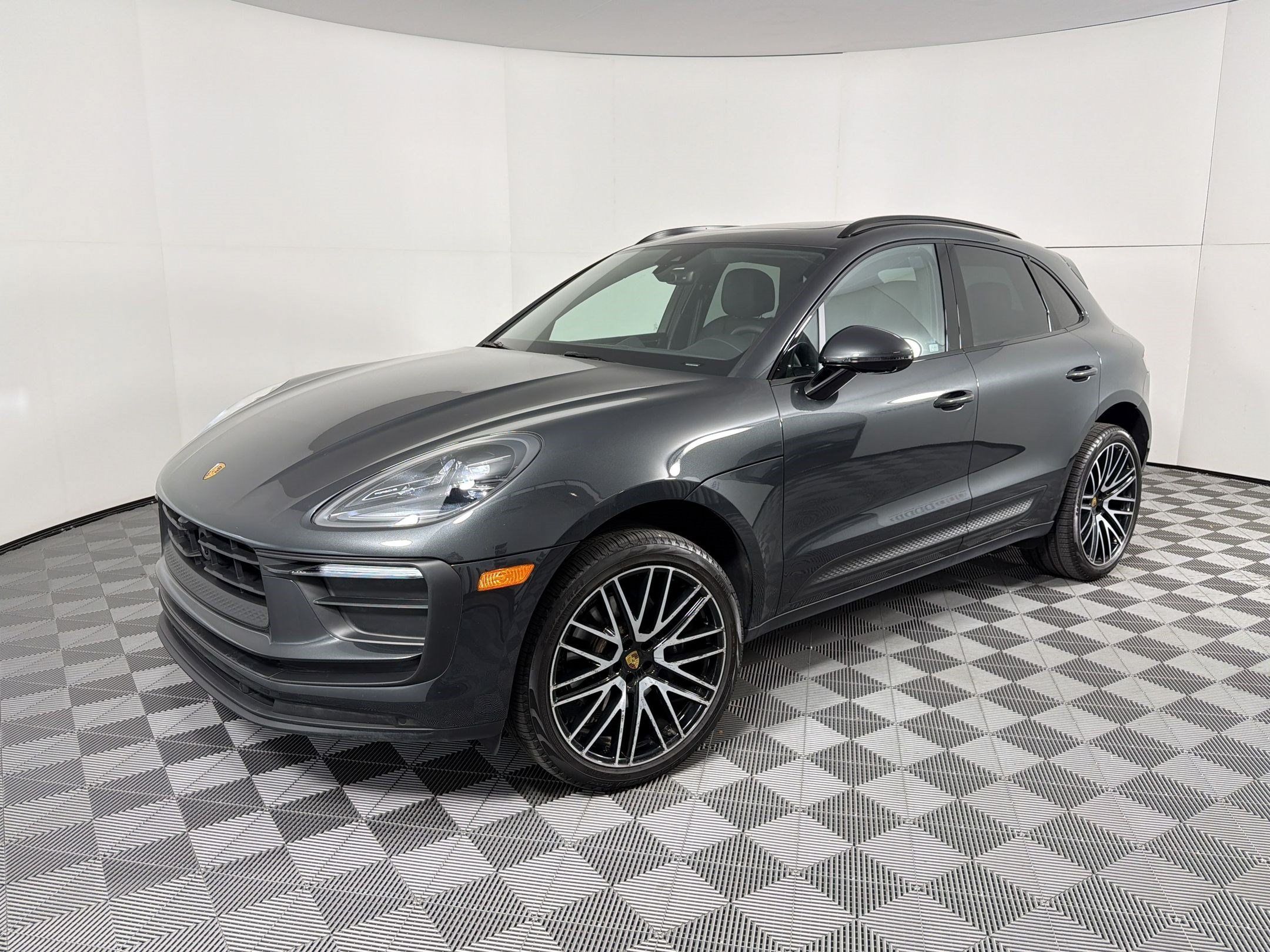 Certified 2026 Porsche Macan AWD/4WD image 1