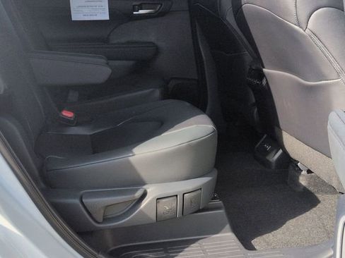 Certified 2026 Toyota Highlander XLE image 30