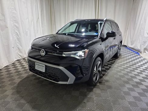 Used 2025 Volkswagen Taos SE w/ Panoramic Sunroof Package AWD/4WD image 8