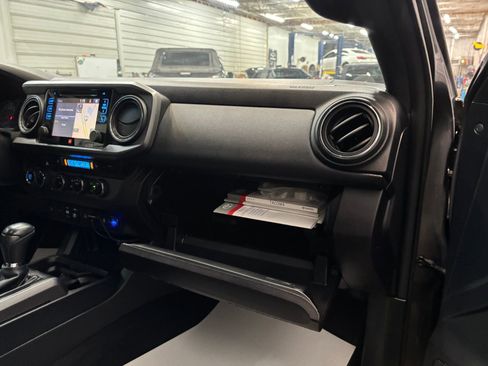 Used 2017 Toyota Tacoma TRD Off-Road image 30