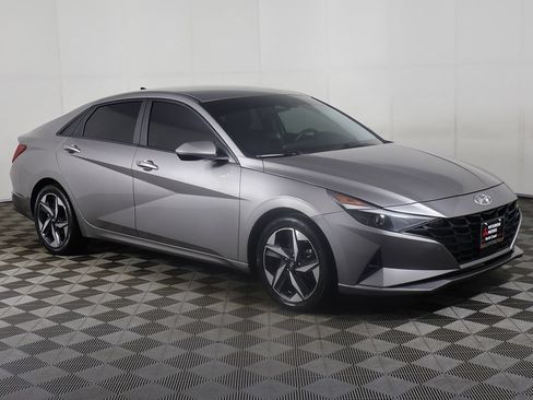 Used 2023 Hyundai Elantra SEL w/ Convenience Package FWD image 2
