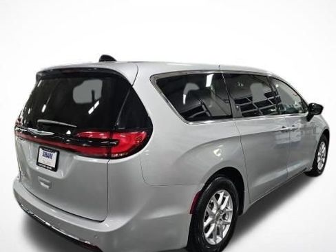 Used 2024 Chrysler Pacifica Touring-L image 6
