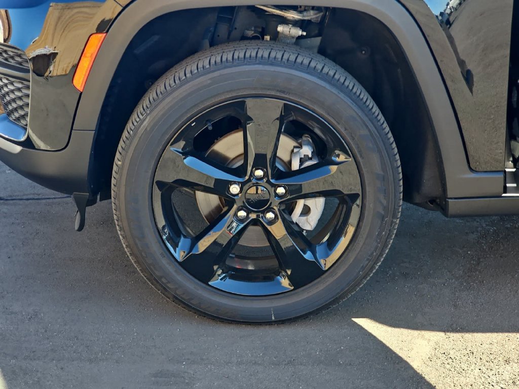 Used 2024 Jeep Grand Cherokee Altitude AWD/4WD image 35