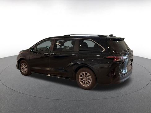 Used 2025 Toyota Sienna XLE image 10
