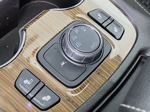 Certified 2023 GMC Acadia SLE image 17