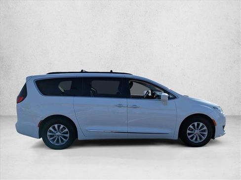 Used 2017 Chrysler Pacifica Touring-L FWD image 4
