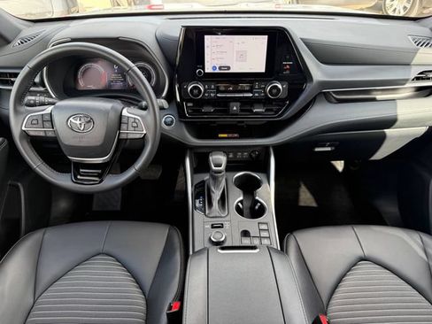 Used 2025 Toyota Highlander XSE AWD/4WD image 24