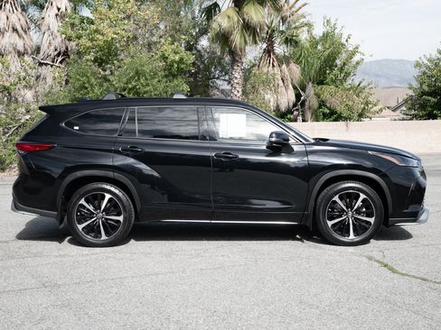 Used 2021 Toyota Highlander XSE image 3