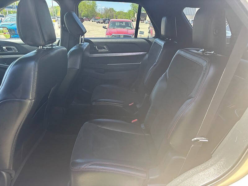 Used 2018 Ford Explorer XLT w/ Equipment Group 202A AWD/4WD image 8