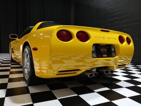 Used 2000 Chevrolet Corvette Coupe w/ Memory Pkg RWD image 30