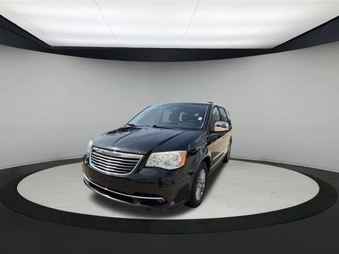 Used 2013 Chrysler Town & Country Touring-L w/ Driver Convenience Group FWD image 3