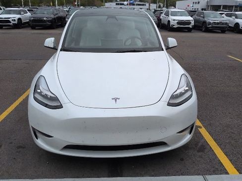 Used 2022 Tesla Model Y Long Range AWD/4WD image 2