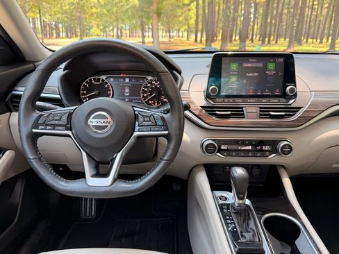 Used 2020 Nissan Altima 2.0 Platinum FWD image 3