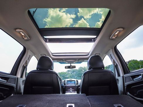 Used 2017 Ford Edge Titanium w/ Equipment Group 301A FWD image 6