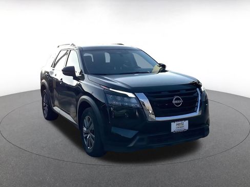 Used 2025 Nissan Pathfinder SV image 3