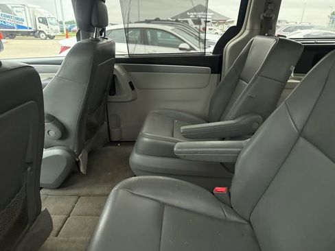 Used 2014 Volkswagen Routan SE FWD image 4