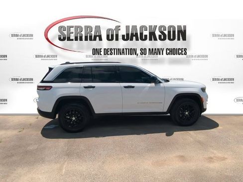 Used 2024 Jeep Grand Cherokee Laredo X w/ Luxury Tech Group I AWD/4WD image 10