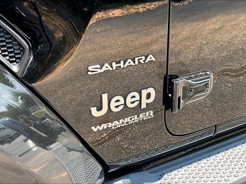 Used 2022 Jeep Wrangler Unlimited Sahara w/ LED Lighting Group AWD/4WD image 25