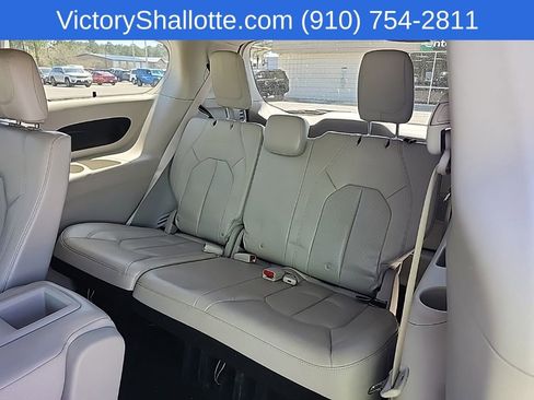 Certified 2018 Chrysler Pacifica Touring-L Plus image 25