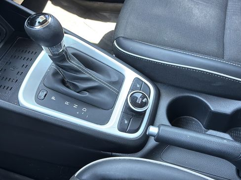 Used 2023 Hyundai Venue Limited FWD image 21