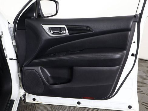 Used 2020 Nissan Pathfinder SV image 21