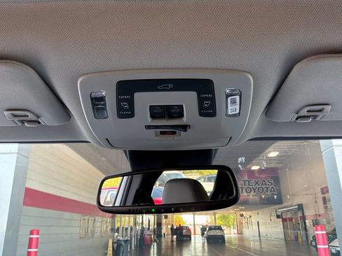 Used 2025 Toyota Sienna XLE FWD image 18