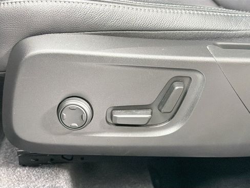 Certified 2025 Volvo XC40 B5 Core image 19