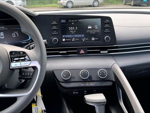 Used 2025 Hyundai Elantra SE FWD image 18