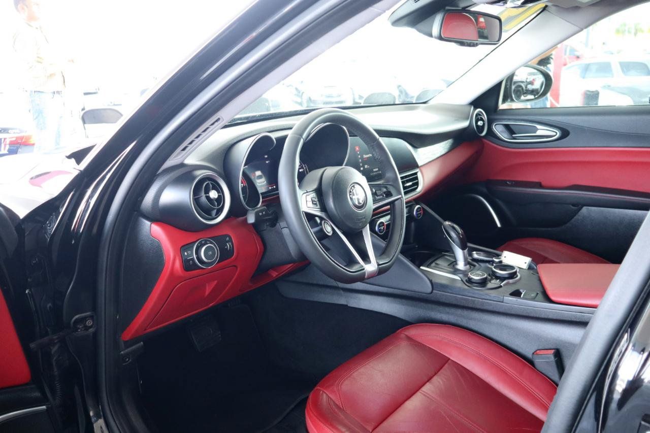 Used 2019 Alfa Romeo Giulia w/ Quick Order Package 22K Sport RWD image 18