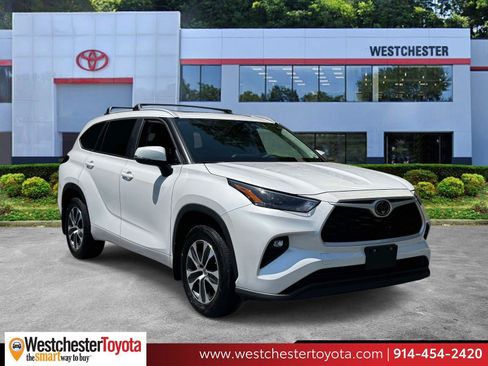 Used 2023 Toyota Highlander XLE AWD/4WD image 1