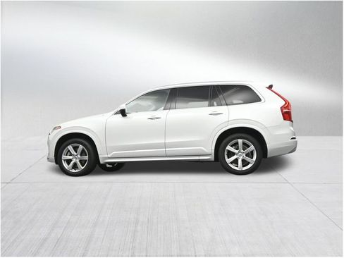 Used 2022 Volvo XC90 T5 Momentum FWD image 24