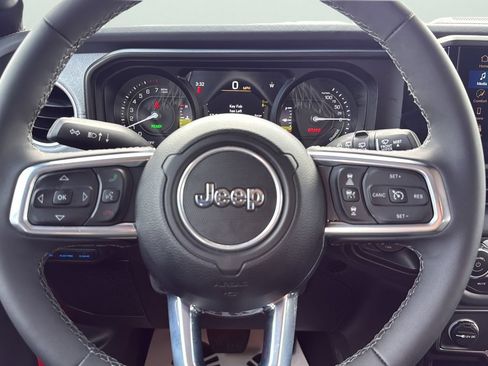 Used 2025 Jeep Wrangler Unlimited Sahara AWD/4WD image 14