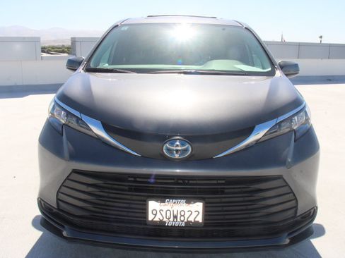 Certified 2025 Toyota Sienna LE w/ LE Plus Package FWD image 7