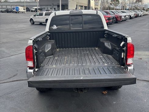 Used 2017 Toyota Tacoma SR5 image 4