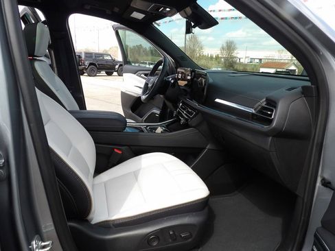 Used 2025 Chevrolet Traverse High Country image 11