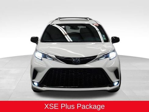 Used 2023 Toyota Sienna XSE image 3