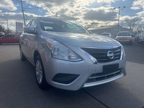 Used 2016 Nissan Versa SV image 4