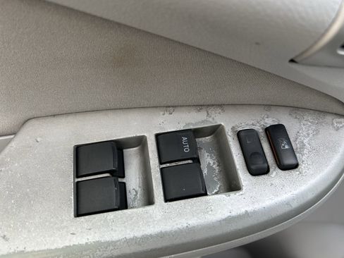 Used 2013 Toyota Corolla LE image 15