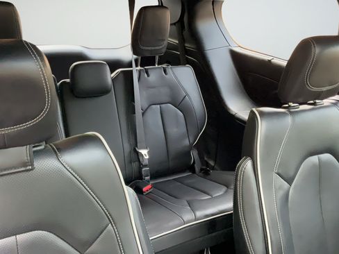 Used 2025 Chrysler Pacifica Limited FWD image 22