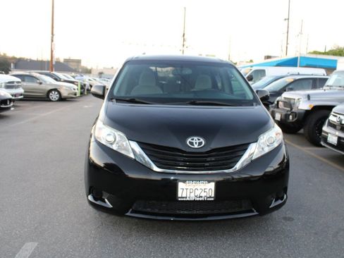 Used 2016 Toyota Sienna LE image 2