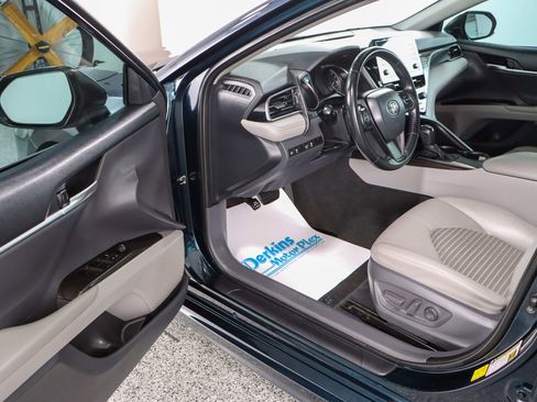 Used 2021 Toyota Camry SE image 3