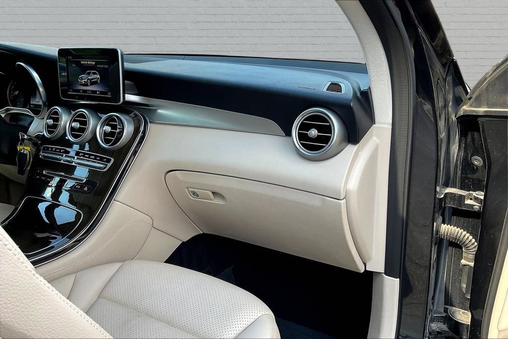Used 2019 Mercedes-Benz GLC 300 w/ Premium Package image 20