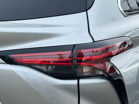 Used 2025 Toyota Sienna Limited image 17