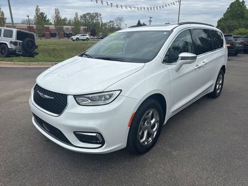 Used 2022 Chrysler Pacifica Limited AWD/4WD image 3