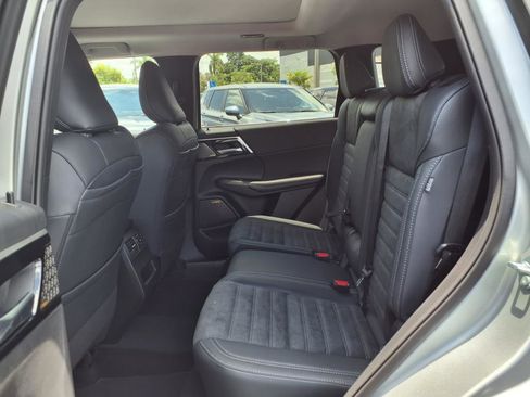 New 2025 Mitsubishi Outlander SE image 8