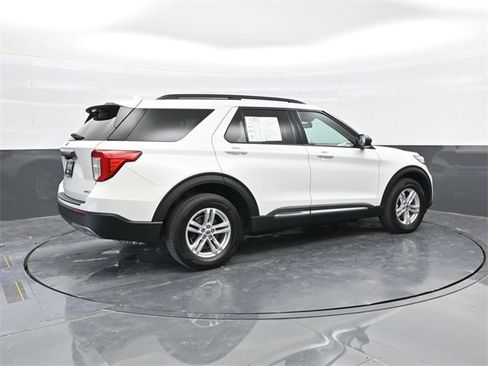 Used 2022 Ford Explorer XLT w/ Equipment Group 202A image 7